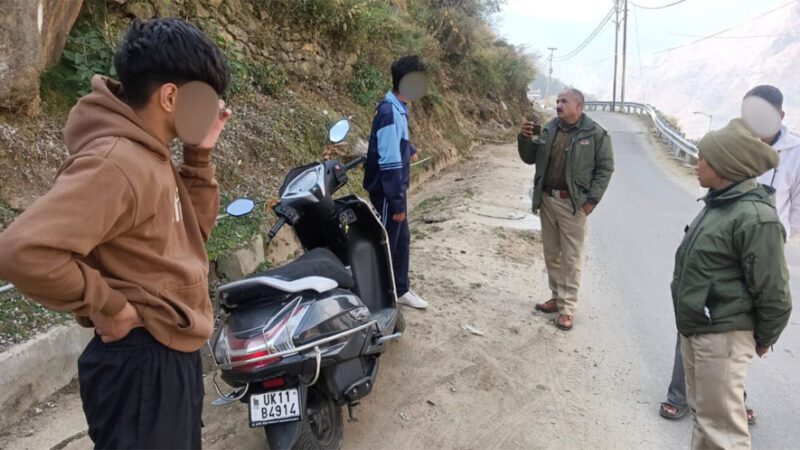 ज्योतिर्मठ पुलिस की सख्ती, स्कूटी सीज, अभिभावक पर 25,000 का चालान