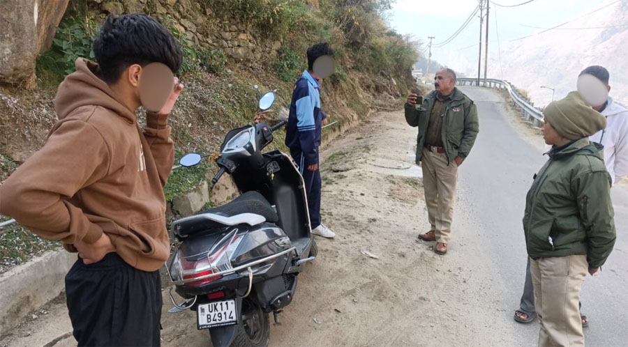 ज्योतिर्मठ पुलिस की सख्ती, स्कूटी सीज, अभिभावक पर 25,000 का चालान