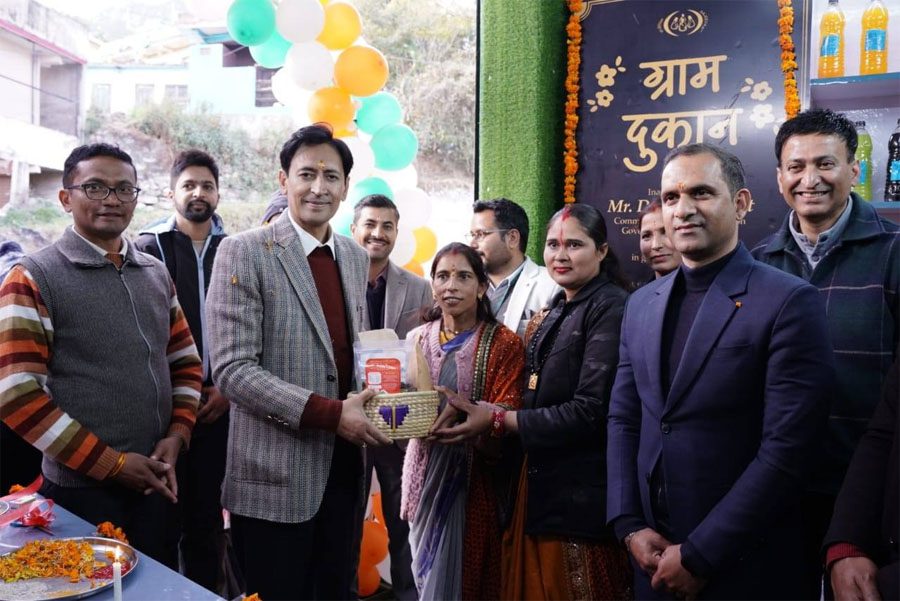 कुमाऊँ आयुक्त ने किया ग्राम दुकान का विधिवत उद्घाटन