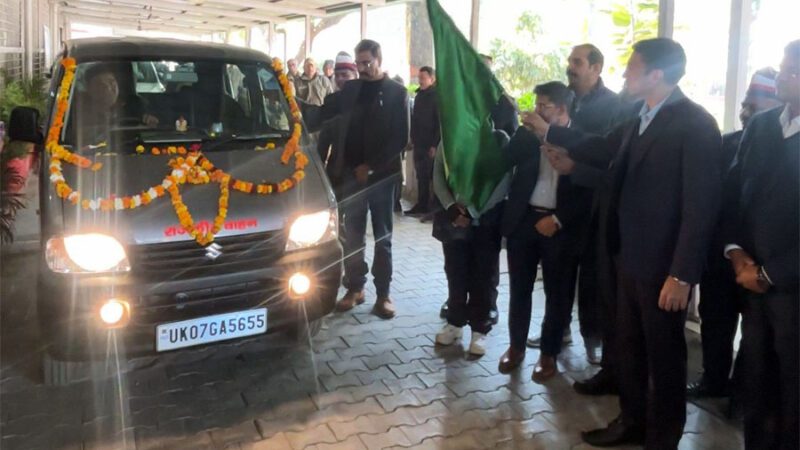राजकीय नशामुक्ति केन्द्र को एम्बुलेंस, डीएम ने दिखाई हरी झण्डी