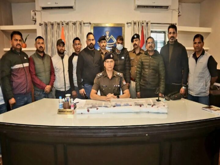 शिकंजा: एसटीएफ और पुलिस टीम ने अवैध हथियारों को जखीरे के साथ दबोचा अंतर्राज्यीय तस्कर  