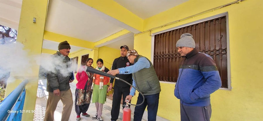 प्रतिष्ठानों में किया गया फायर रिस्क का निरीक्षण