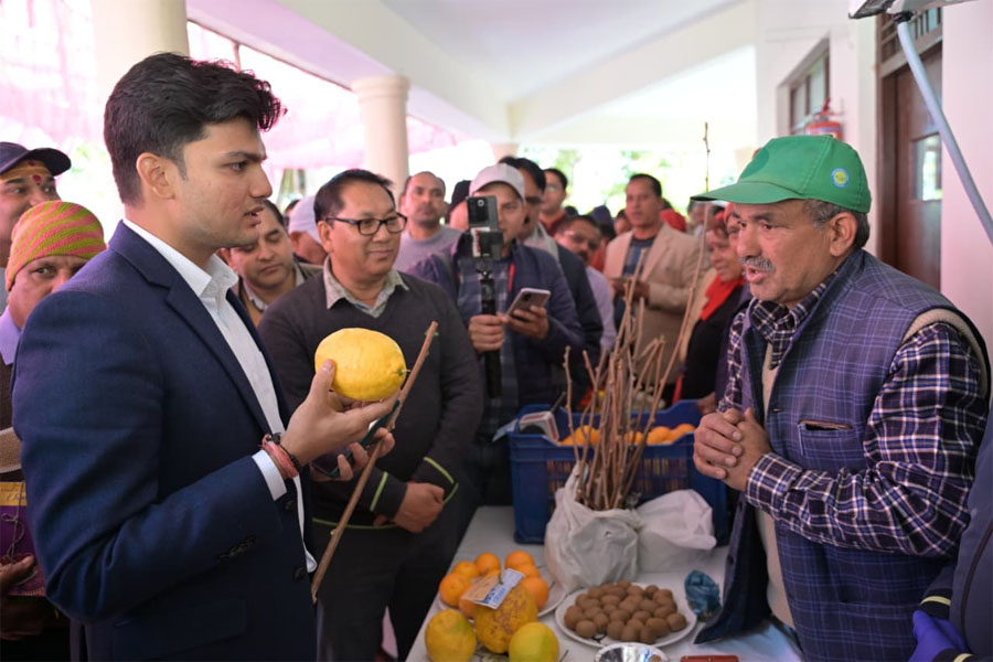 माल्टा महोत्सव: जिलाधिकारी ने किया महिला समूहों के स्टॉलों का निरीक्षण