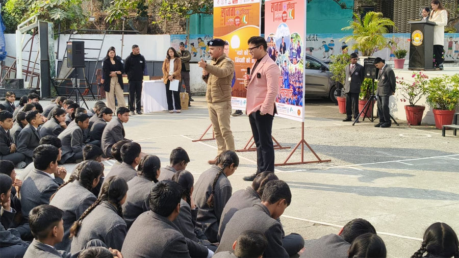 दून पुलिस ने स्कूली छात्रों के बीच फिर चलाई जागरूकता की पाठशाला