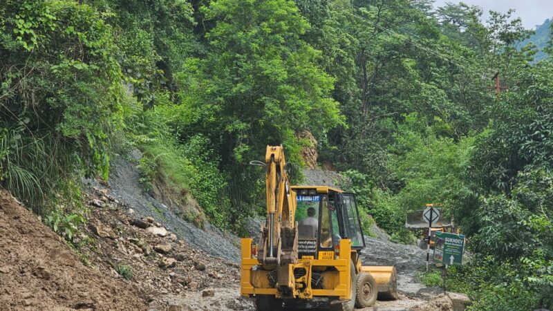 बदहाली: पुरोला-पोरा मोटरमार्ग कई जगहों से बना है जोखिम भरा, ग्रामीणों में आक्रोश