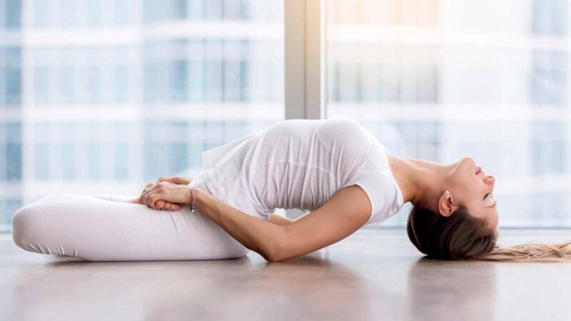 योग: मेटाबॉलिज्म बढ़ांने और पेट की चर्बी को मिटाने को करें मत्स्यासन