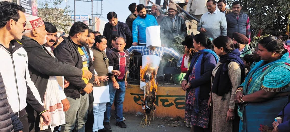 अंकिता हत्याकांड: कांग्रेसियों ने फूंका प्रदेश सरकार का पुतला, सीबीआई जांच की उठाई मांग 