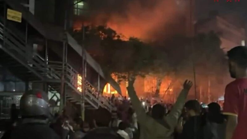 पड़ोस: हादी की मौत के बाद से जल रहा बांग्लादेश, भारतीय सहायक उच्चायोग के पास हिंसा में 4 घायल