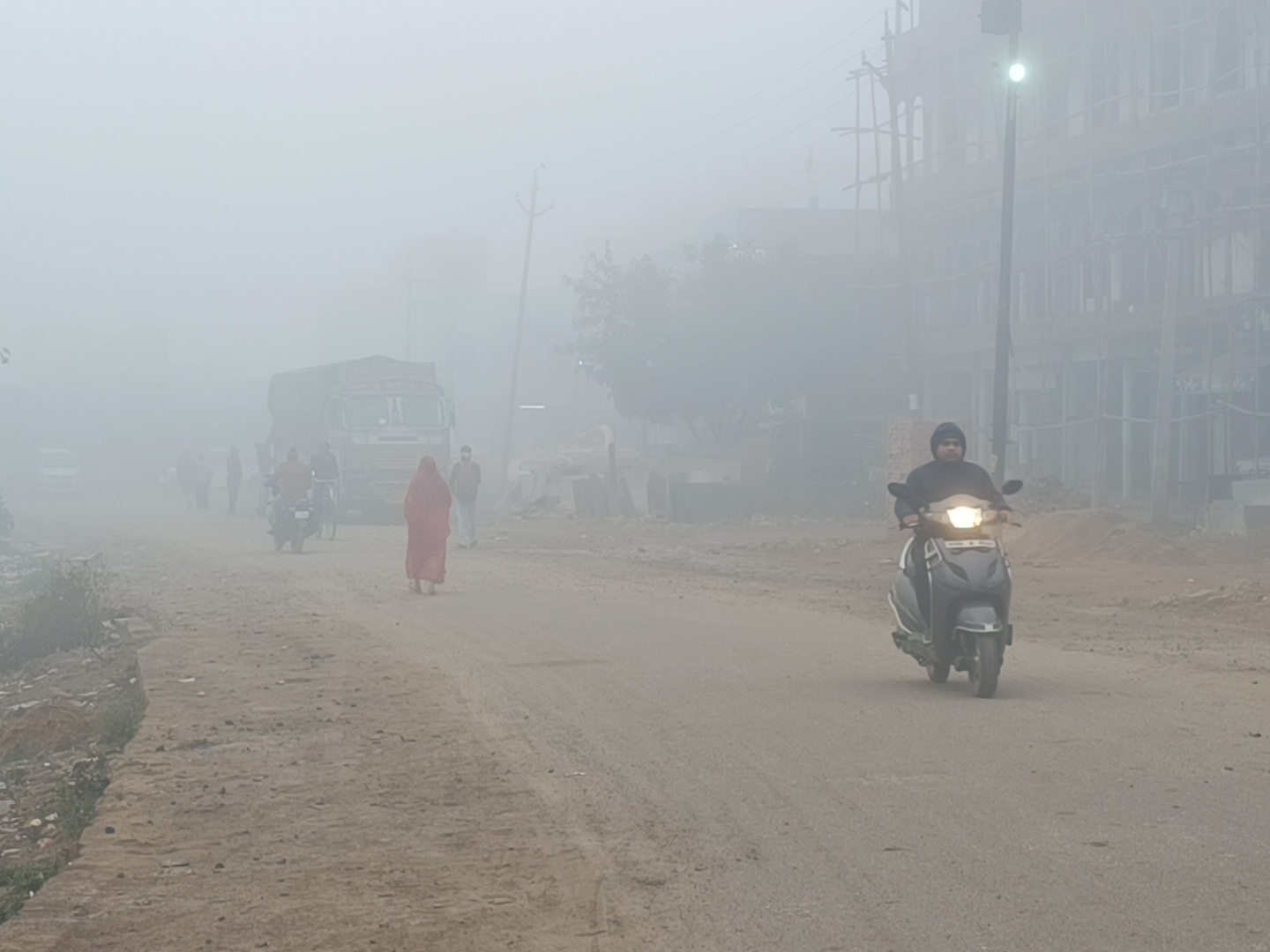 दुष्प्रभाव: पछुवादून क्षेत्र में घना कोहरा छाने से यातायात प्रभावित, कड़ाके की ठंड बढ़ने से बढ़ी दिक्कतें
