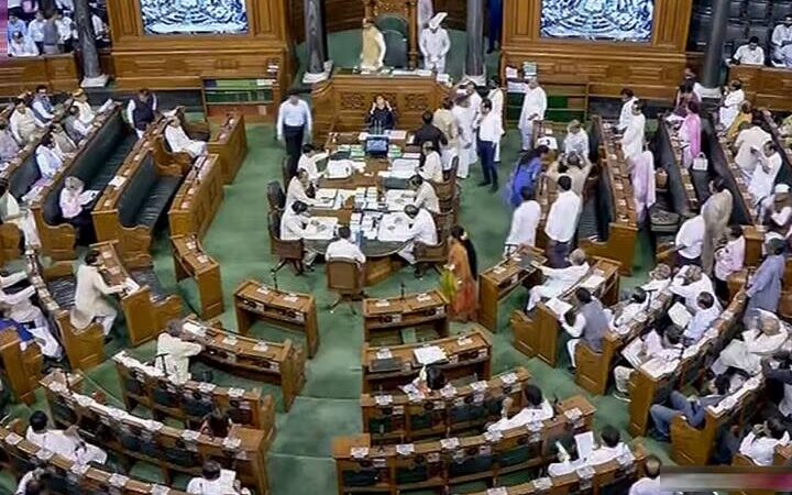 मुद्दा: सरकार को आधी रात के बाद तक संसद चलाकर विधेयक पारित कराने का चस्का है क्या?