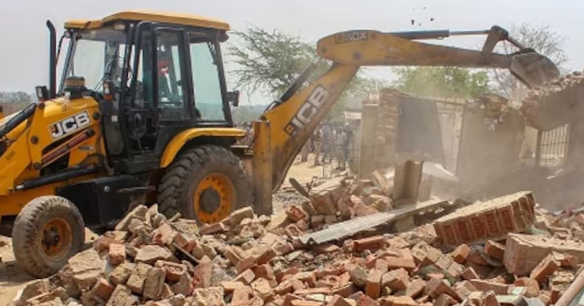 सबक: छात्रा का अश्लील वीडियो वायरल करने वाले आरोपियों के मकान पर चला बुलडोजर
