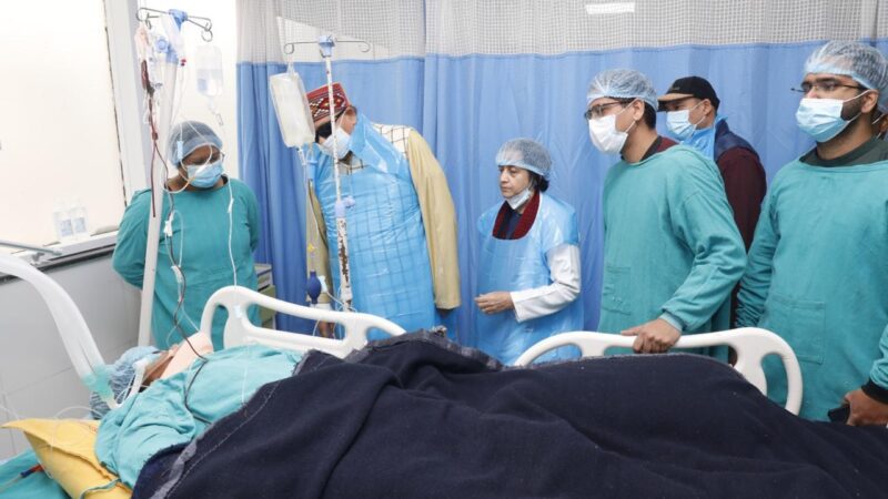 एम्स: कैबिनेट मंत्री सतपाल महाराज ने जाना गुलदार के हमले में घायल कंचन नेगी का हाल