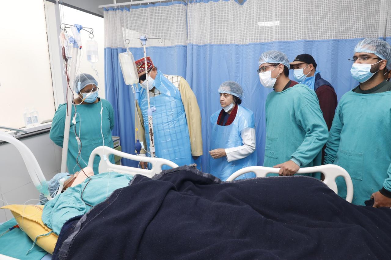 एम्स: कैबिनेट मंत्री सतपाल महाराज ने जाना गुलदार के हमले में घायल कंचन नेगी का हाल