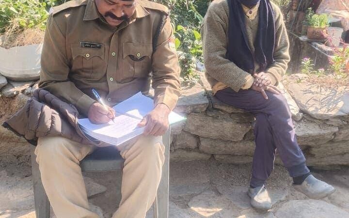जनसेवा: आमा-बूबू की कुशल क्षेम जानने पहुंची मित्र पुलिस, हर संभव सहायता का दिया आश्वासन