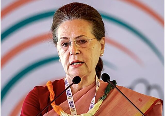 प्रतिक्रिया: सरकार ने मनरेगा पर बुलडोजर चलाया,हम सब मुक़ाबले को तैयार; सोनिया गांधी का संदेश