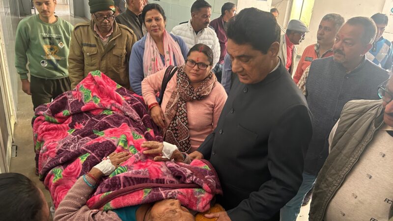 सीएमएस नेगी बेस अस्पताल पहुँचे पूर्व स्वास्थ्य मंत्री सुरेन्द्र सिंह नेगी ने सुनी मरीजों की समस्याए