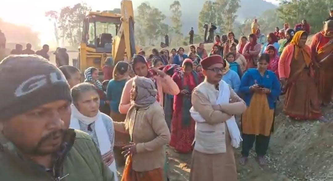 जन आक्रोश: जेसीबी के सामने धरने पर बैठे ग्रामीण, स्टेडियम निर्माण को लेकर ग्रामीणों का विरोध तेज़