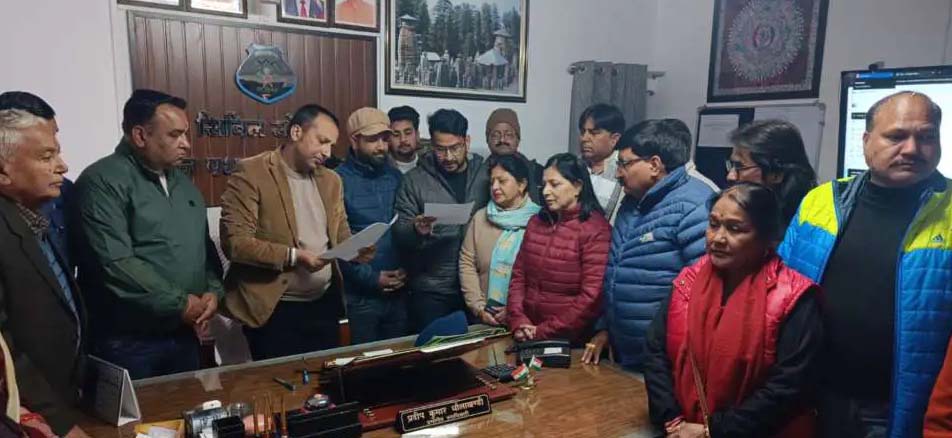 आवाज़: अब अल्मोड़ा शहर में भी तेंदुओं की आवाजाही शुरू, सुरक्षा की मांग को लेकर कांग्रेस ने दिया ज्ञापन