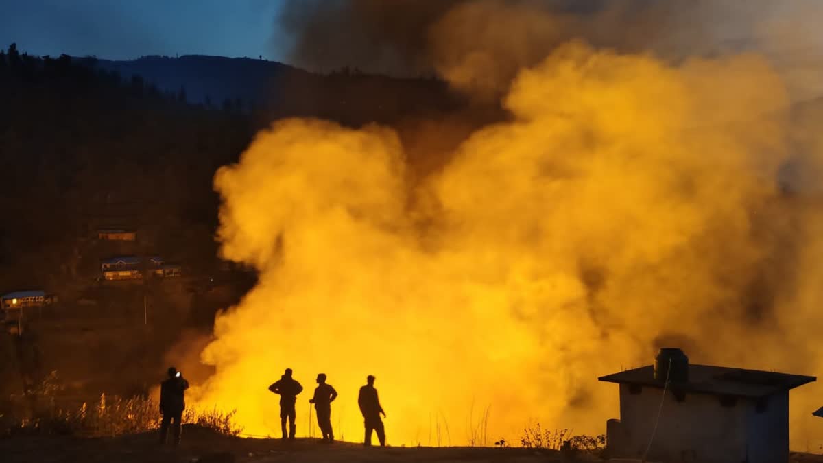 अग्निकांड: उत्तरकाशी जिले में भीषण आग से दो आवासीय भवन खाक, एक व्यक्ति की झुलसकर मौत