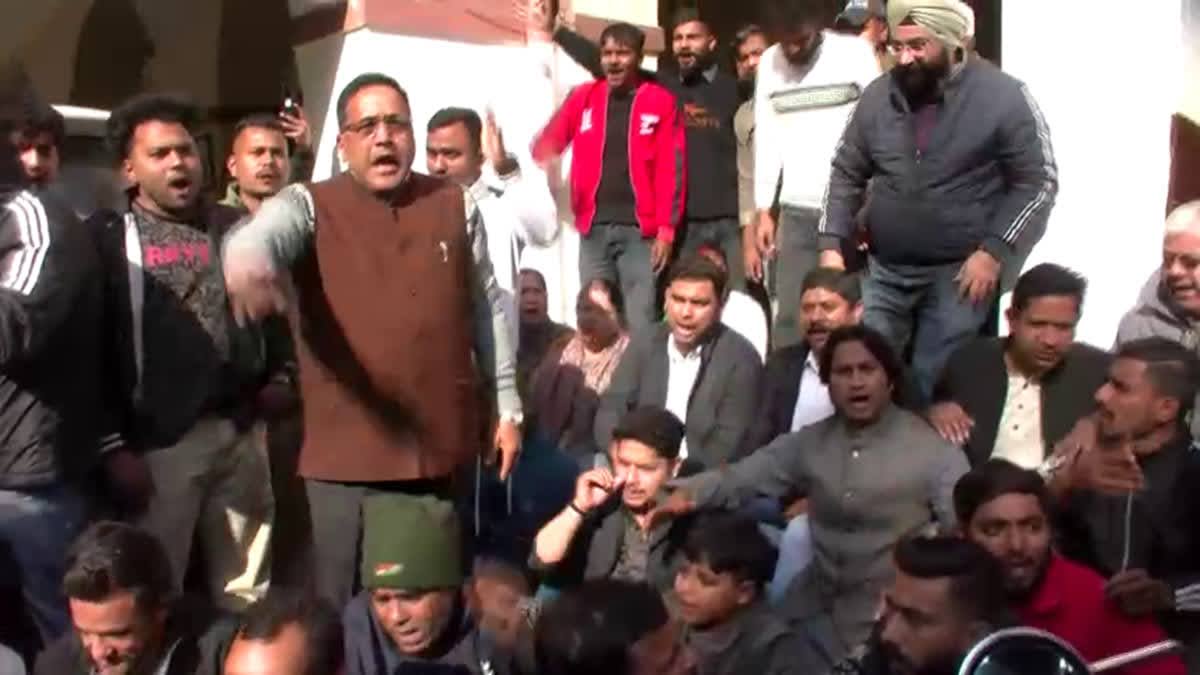 विरोध: नगर निगम में धरने पर बैठे कांग्रेसी पार्षद रॉबिन त्यागी; नगर आयुक्त पर लगाया अनदेखी का गंभीर आरोप