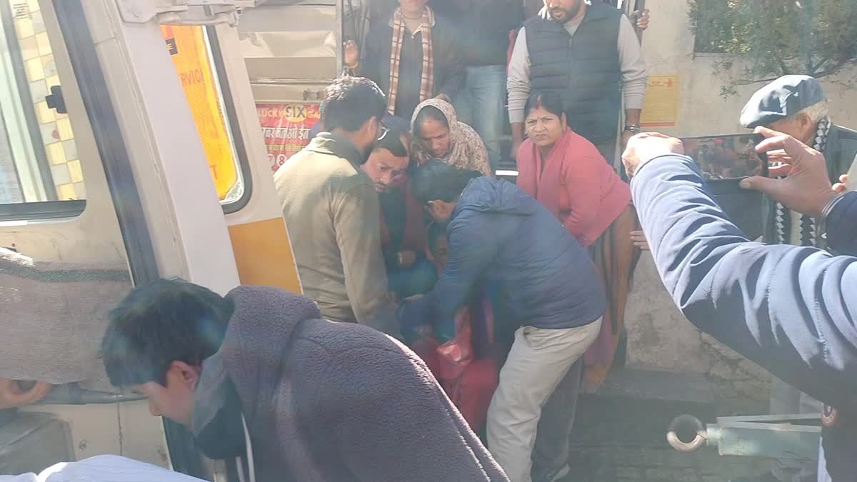 आंदोलन: स्ट्रीट वेंडर्स का अनिश्चितकालीन धरना, प्रदर्शनकारी महिलाओं की बिगड़ी तबीयत