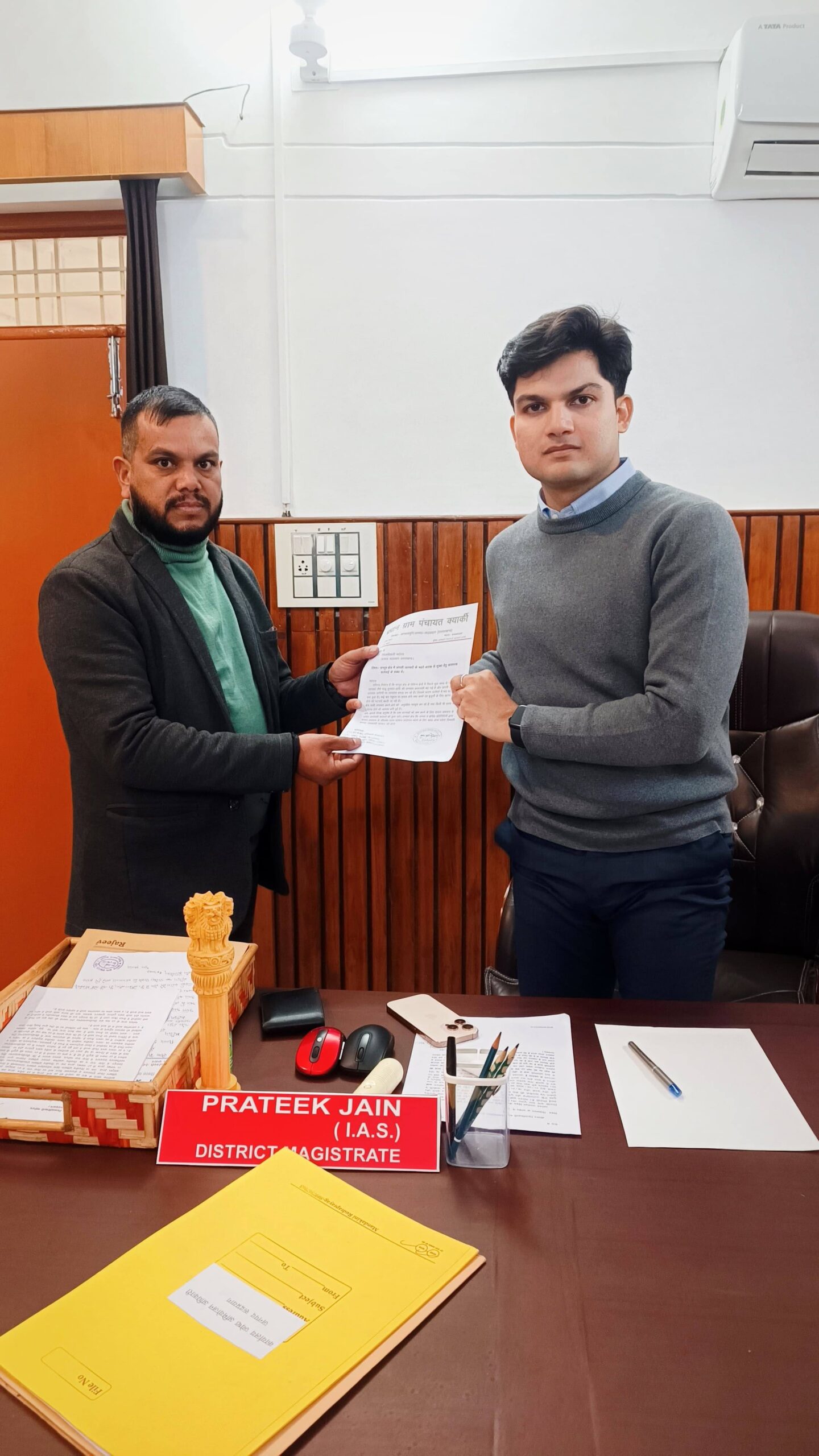दहशत: ख़ौफ़ के साये में झुंड बनाकर चल रहे लोग, बच्चे रास्ते भर बजा रहे थालियां