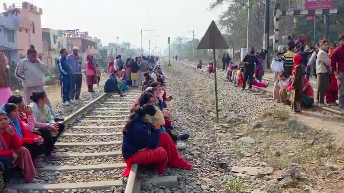 हड़कंप: वन भूमि चिन्हीकरण की कार्रवाई से खौफ़; विरोध में रेलवे ट्रैक पर बैठे सैकड़ों लोग