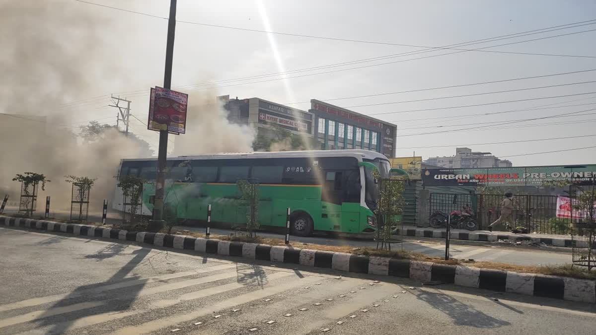 गनीमत: तमिलनाडु के छात्रों से भरी बस में लगी आग, मची अफरा तफरी