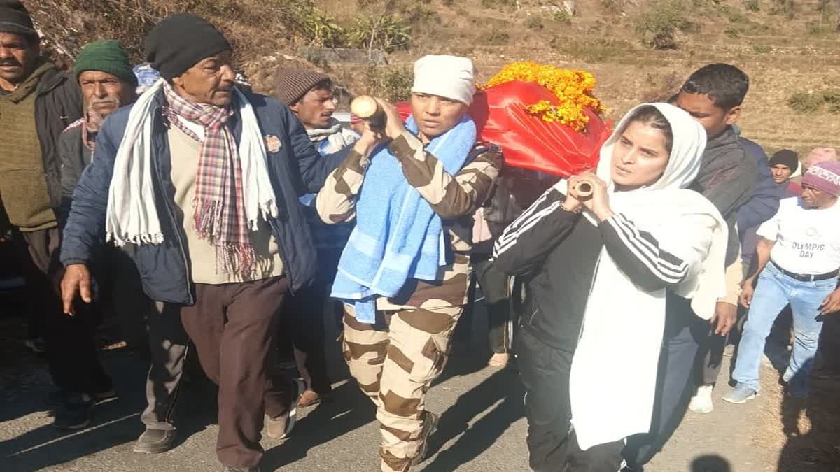 कुछ हटके: सात बेटियों ने रिटायर्ड फौजी पिता की अर्थी को दिया कंधा,फौजी बेटी ने मुंडन कराकर दी मुखाग्नि