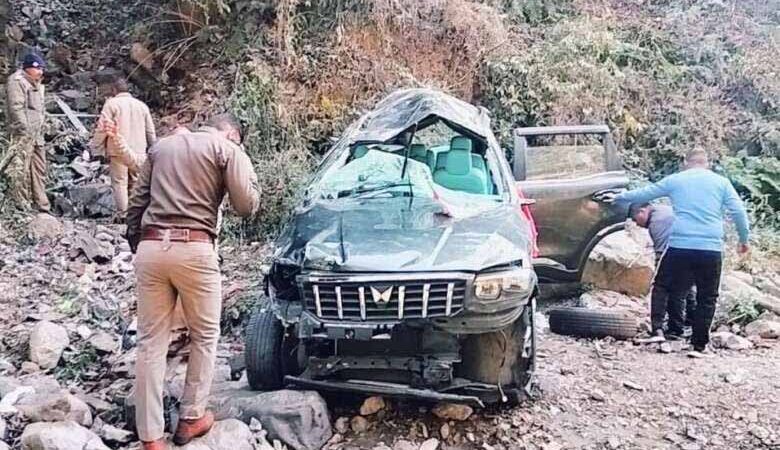 बड़ी ख़बर: दर्शन को जा रही श्रद्धालुओं की गाड़ी गहरी खाई में गिरी, 3 की मौत, 4 की हालत गंभीर