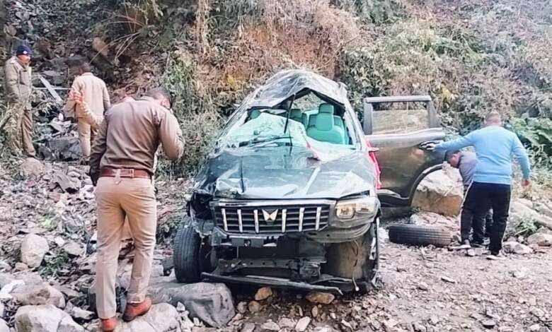 बड़ी ख़बर: दर्शन को जा रही श्रद्धालुओं की गाड़ी गहरी खाई में गिरी, 3 की मौत, 4 की हालत गंभीर