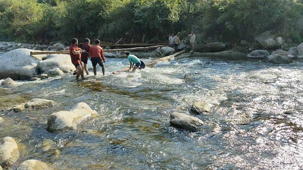आक्रोश: आश्वासन के बाद भी पुल ना बनने से लोगों में रोष, तहसीलदार व लोनिवि ने आश्वासन देकर खुलवाया जाम