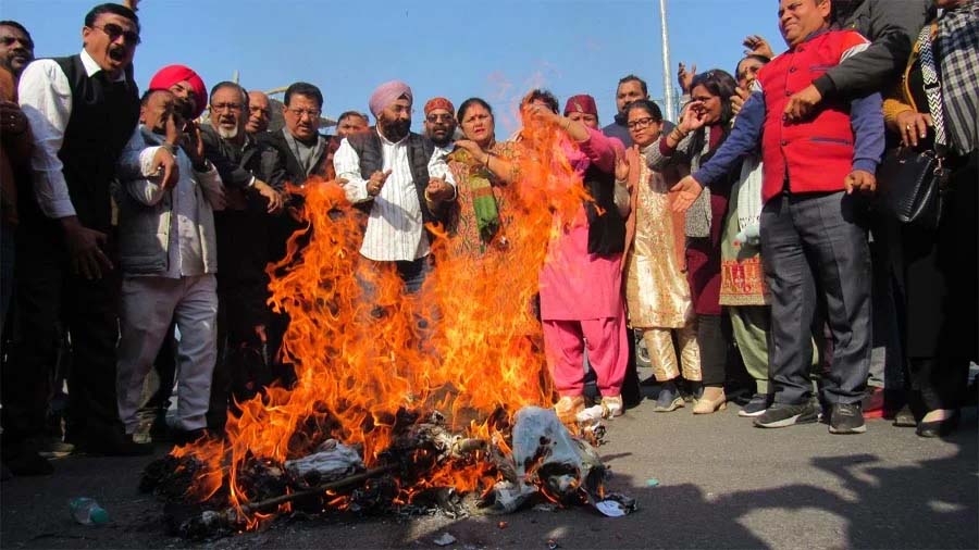 अंकिता भंडारी हत्याकांड: महानगर कांग्रेस कमेटी ने किया भाजपा सरकार का पुतला दहन