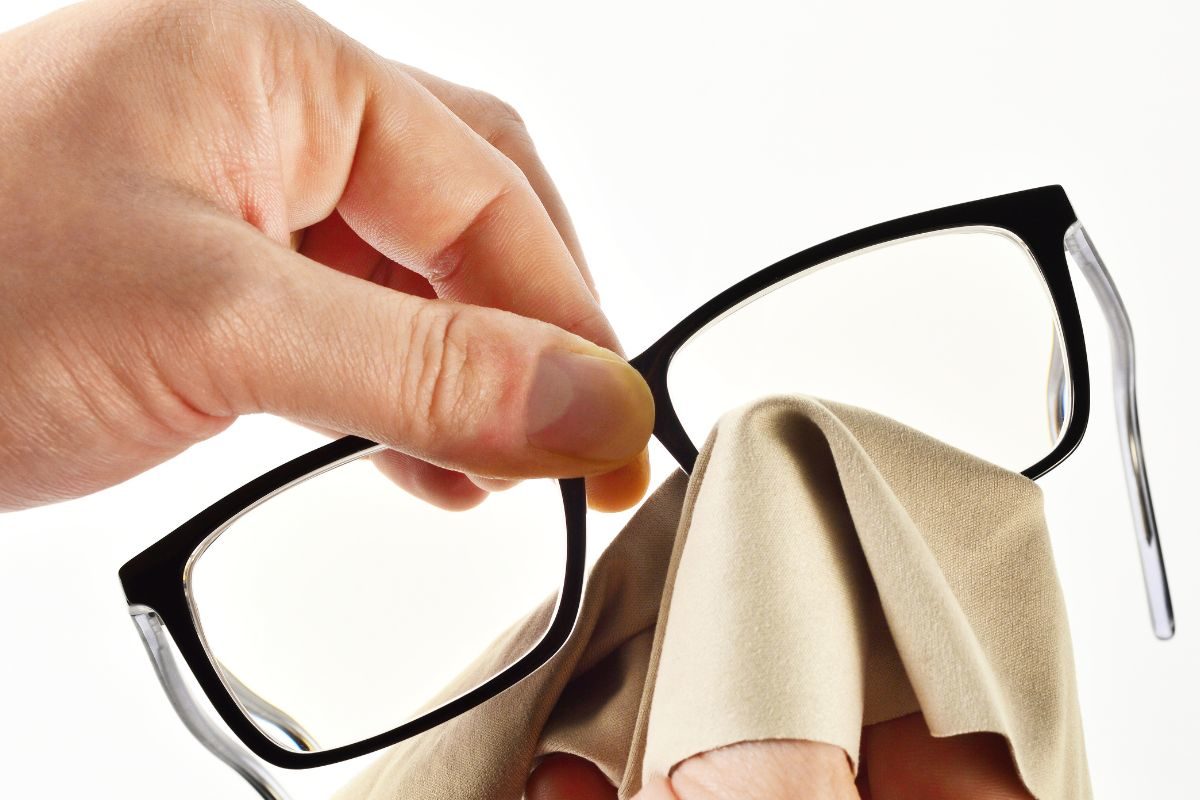 देखभाल: चश्मे को साफ और खरोंच से बचाए रखने के लिए अपनाएं ये तरीके….