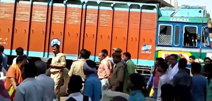 अवसाद: पारिवारिक विवाद में पति ने ट्रक के आगे लगाई छलांग, गंभीर रूप से घायल