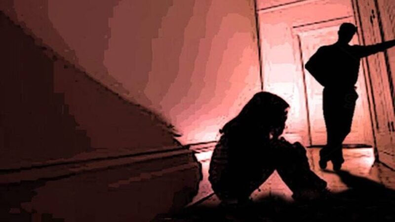 शर्मनाक: महिला को नौकरी का झांसा देकर ले गया दिल्ली, वहां दोस्तों के साथ मिलकर किया गैंगरेप