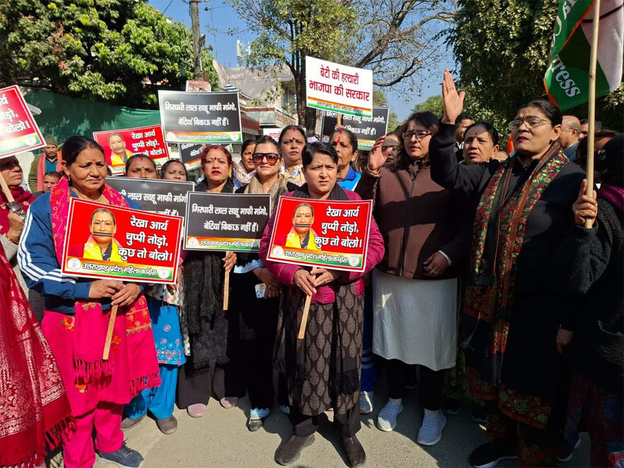 आक्रोश: कैबिनेट मंत्री रेखा आर्या के पति के बयान पर हंगामा, महिला कांग्रेस ने किया प्रदर्शन