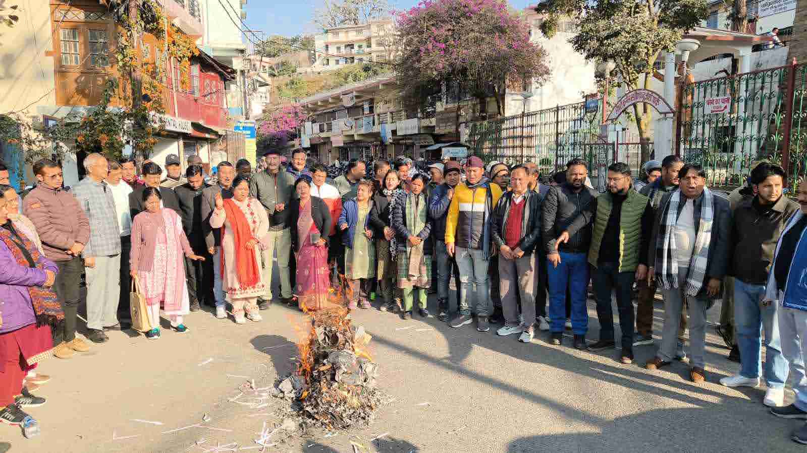 आक्रोश: कैबिनेट मंत्री के पति के विवादित बयान पर गुस्साई कांग्रेस ने पुतला फूंक कर जताया विरोध