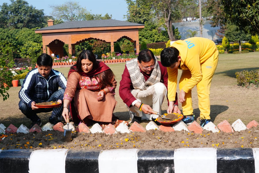 मुख्यमंत्री ने सपरिवार ट्यूलिप के बल्ब रोपे