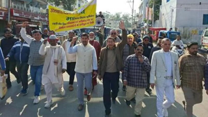 आक्रोश: इलैक्ट्रिक बसों के विरोध में ऑटो-विक्रम संचालकों का चक्काजाम, नगर निगम का किया घेराव