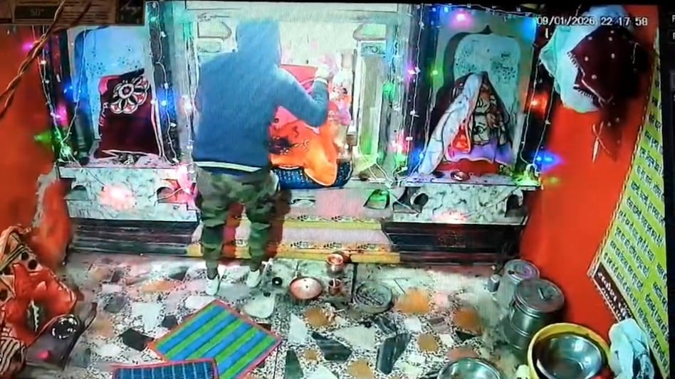 आस्थावान चोर : पहले माता के जेवर चुराए, फिर हाथ जोड़कर मांगी माफी; सीसीटीवी देख पुलिस भी हैरान