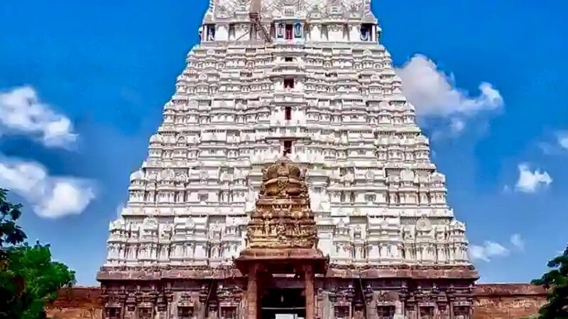 हाईवोल्टेज ड्रामा : मंदिर के शिखर पर चढ़ गया शराबी, बोला- ‘क्वार्टर मिलेगा तभी नीचे आऊंगा…’