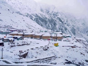 बड़ी ख़बर: उत्तराखंड में फिर बदला मौसम का मिज़ाज; ऊंचाई वाले इलाकों में बर्फबारी, दून में बारिश