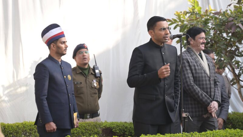 आयोजन: गणतंत्र दिवस पर जिलाधिकारी सविन बंसल ने कलेक्ट्रेट परिसर में किया ध्वजारोहण