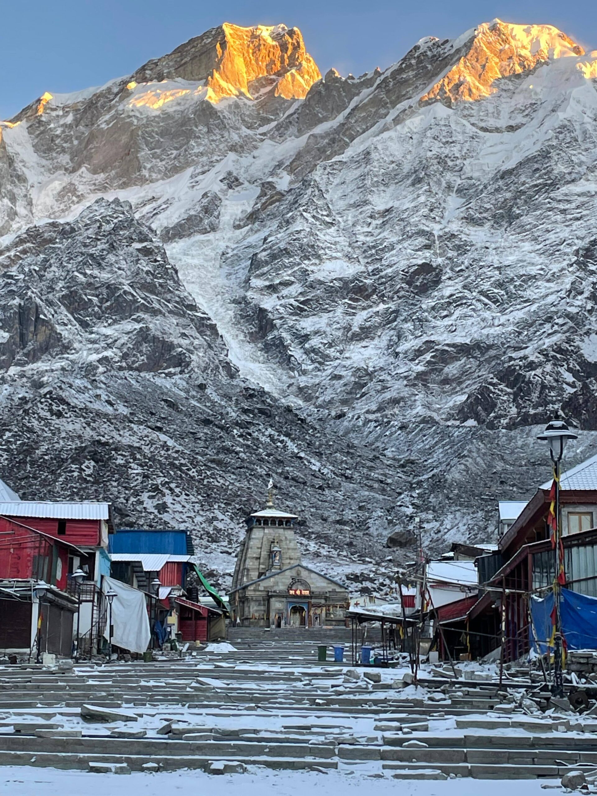 असर: बर्फबारी के बाद बढ़ी केदारनगरी की भव्यता, बर्फ और ठंड से धाम में जमने लगा सब कुछ
