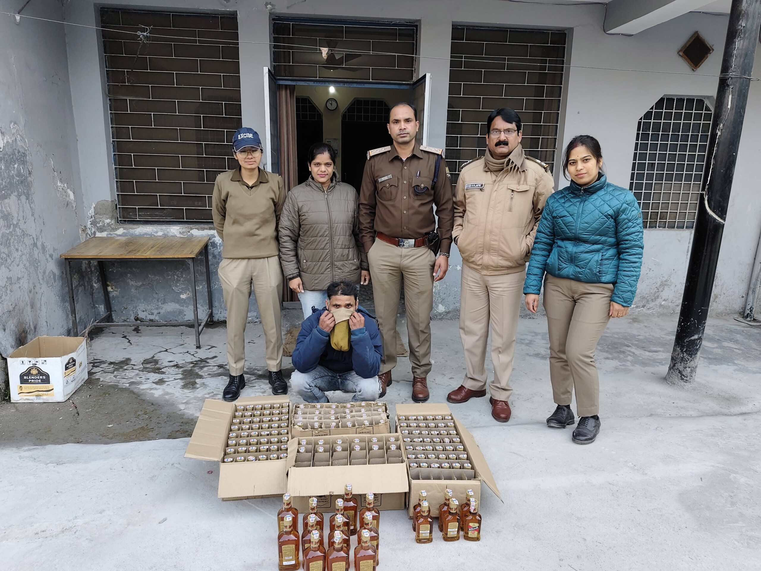 कामयाबी : आबकारी विभाग की बड़ी कार्रवाई, चार पेटी अवैध अंग्रेजी शराब के साथ एक गिरफ्तार