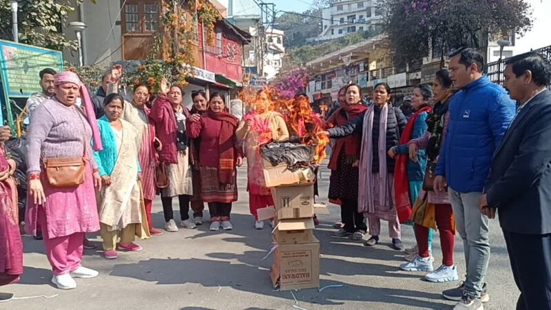 आक्रोश: मंत्री रेखा आर्या के पति के विवादित बयान पर उबाल, कांग्रेस ने अल्मोड़ा में किया प्रदर्शन, सरकार को भी घेरा