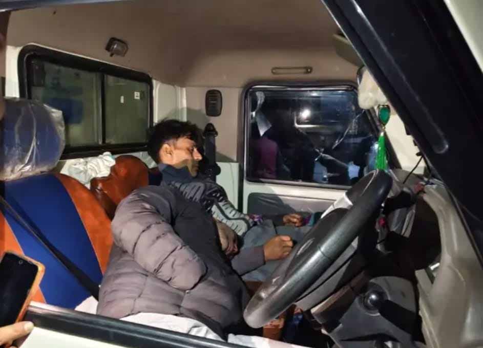 सनसनी: भिकियासैंण में सड़क पर खड़ी पिकअप में मिलीं दो युवकों की लाशें मिली, मचा हडकंप