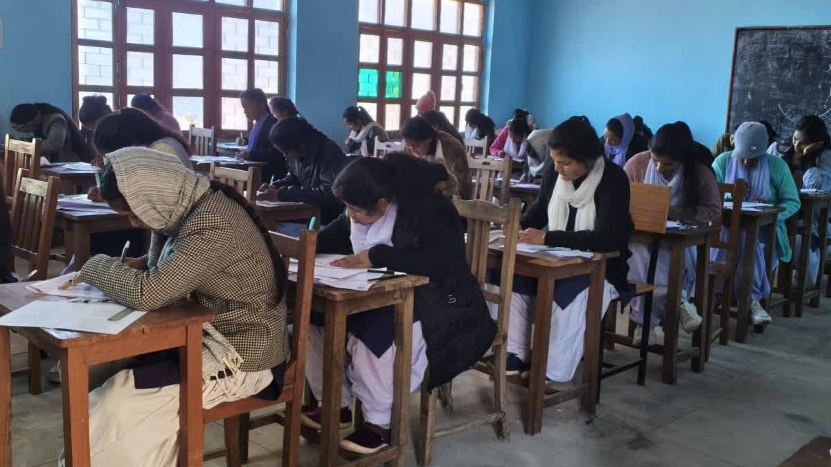 अफ़रा-तफ़री: ठंड से बेरीनाग महाविद्यालय में परीक्षा दे रही दो छात्राएं हुई बेहोश, अभिभावकों ने जताया रोष