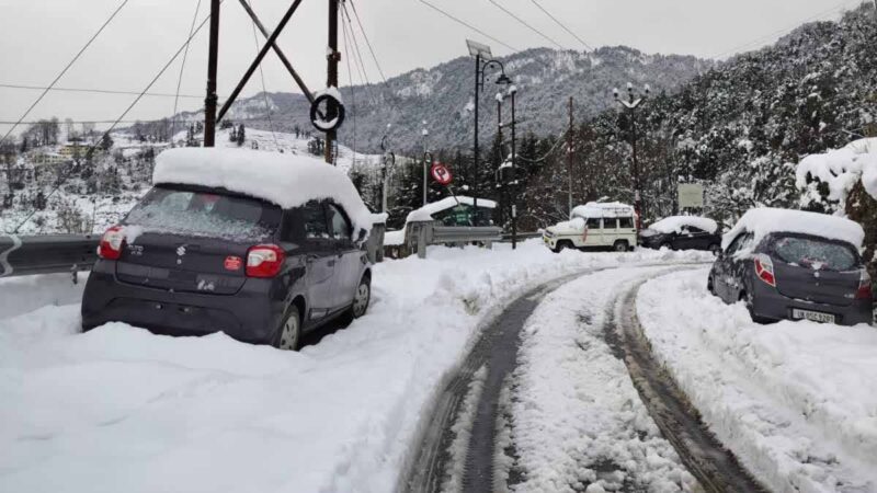 आफ़त: पिथौरागढ़ में बर्फ से ढके पहाड़, थल-मुनस्यारी मार्ग बंद होने से फंस गए कई वाहन